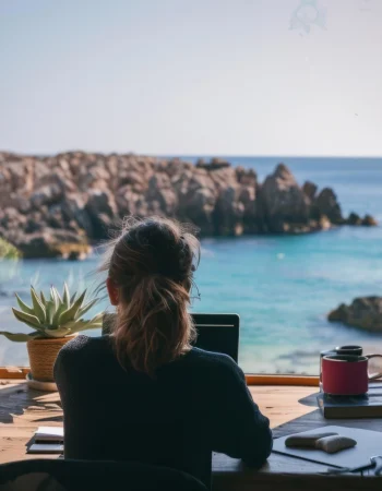 Oficina de JAIZME abogados tributarios con vistas al mar - Asesoría fiscal online en toda España